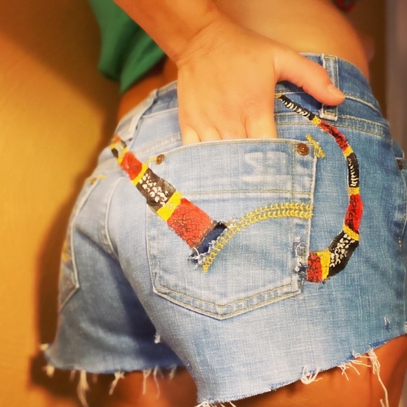 🎨 Hand Painted Joe’s Jeans Shorts Snake Texas 29 - Picture 4 of 8
